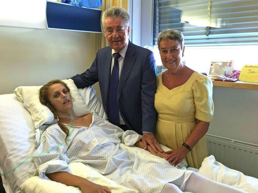 Heinz Fischer besuchte Kira Grünberg im Spital. Heinz Fischer besuchte Kira Grünberg im Spital.