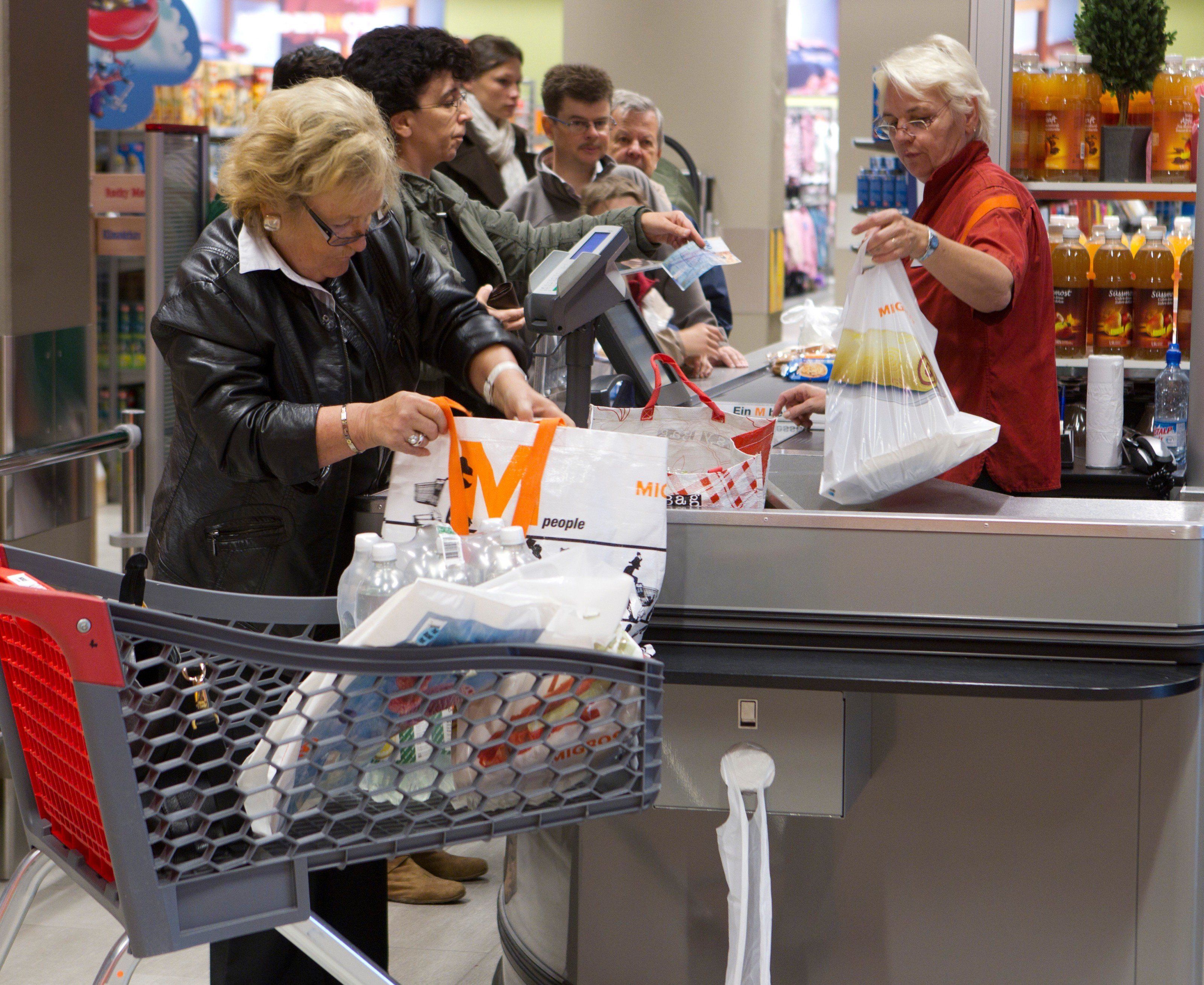 Längere Ladenöffnungszeiten in der Schweiz: An Wochentagen bis mindestens 20 Uhr, samstags bis 18 Uhr Längere Ladenöffnungszeiten in der Schweiz: An Wochentagen bis mindestens 20 Uhr, samstags bis 18 Uhr
