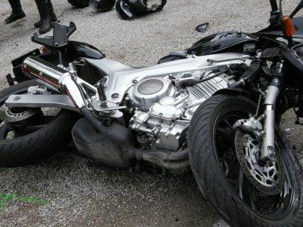 Der Motorradfahrer wurde beim Sturz verletzt.