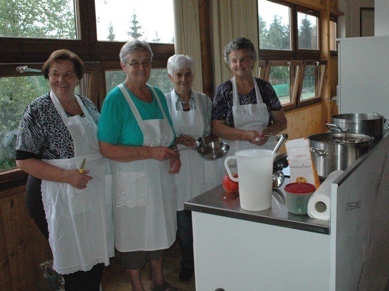 Rosa, Anna, Hedwig und Hilda - Köchinnen aus Leidenschaft bei Doren genießt. Rosa, Anna, Hedwig und Hilda - Köchinnen aus Leidenschaft bei Doren genießt.