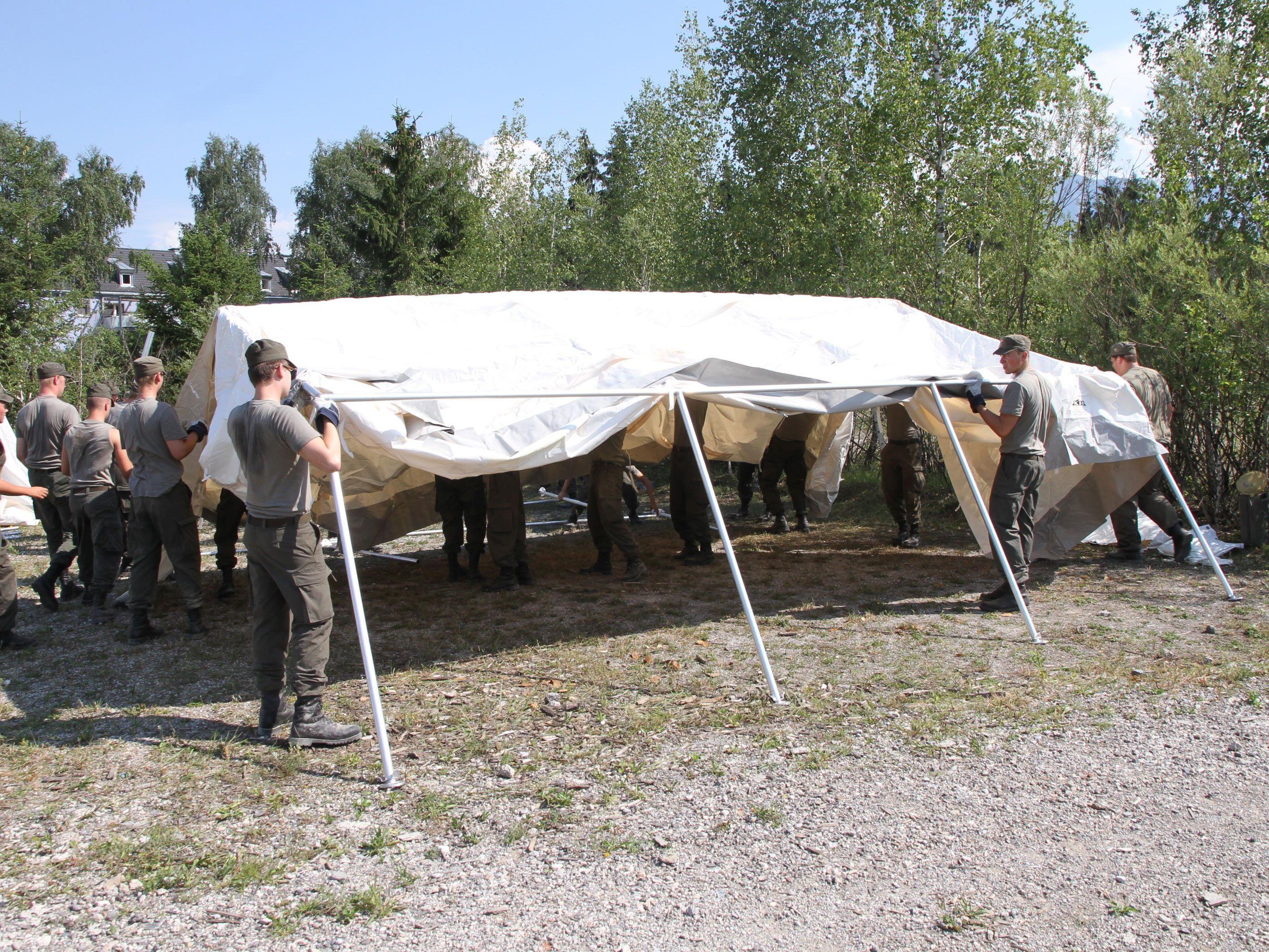 Das Bundesheer stellt Zelte für die Flüchtlinge auf.