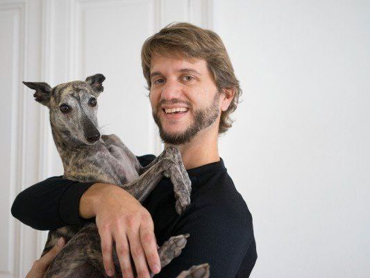 Der Plattform-Gründer mit seinem Hund. Der Plattform-Gründer mit seinem Hund.