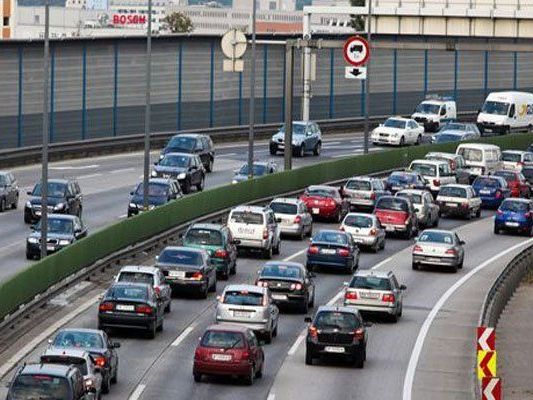 Auf der A1 und der A9 kam es durch die LKW-Unfälle zu Staus. Auf der A1 und der A9 kam es durch die LKW-Unfälle zu Staus.
