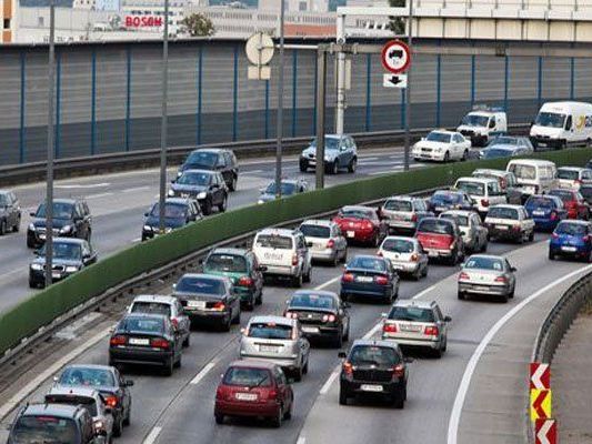 Auf der A1 und der A9 kam es durch die LKW-Unfälle zu Staus.