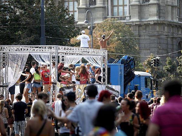 Alle Jahre wieder wird bei der Street Parade in Wien am Ring getanzt und gefeiert