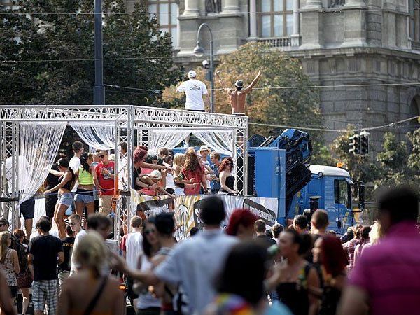 Alle Jahre wieder wird bei der Street Parade in Wien am Ring getanzt und gefeiert Alle Jahre wieder wird bei der Street Parade in Wien am Ring getanzt und gefeiert