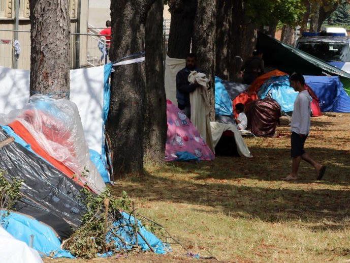 Während Bund und Länder weiter uneinig sind, schlafen hunderte Flüchtlinge weiter in Zelten.