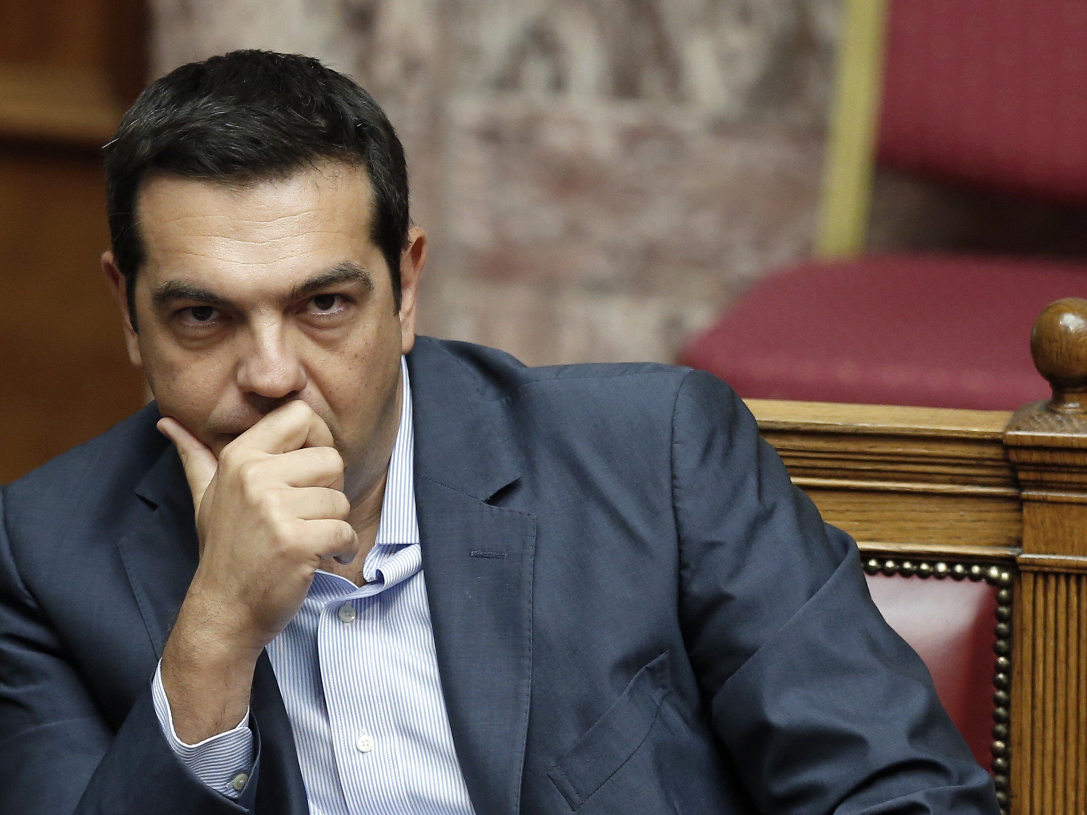 Griechischer Regierungschef versucht, einen Schritt vor Gegnern zu bleiben.