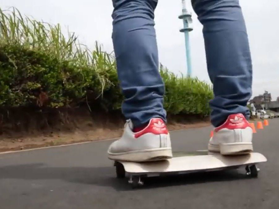 "WalkCar": gesteuert durch Gewichtsverlagerung. "WalkCar": gesteuert durch Gewichtsverlagerung.