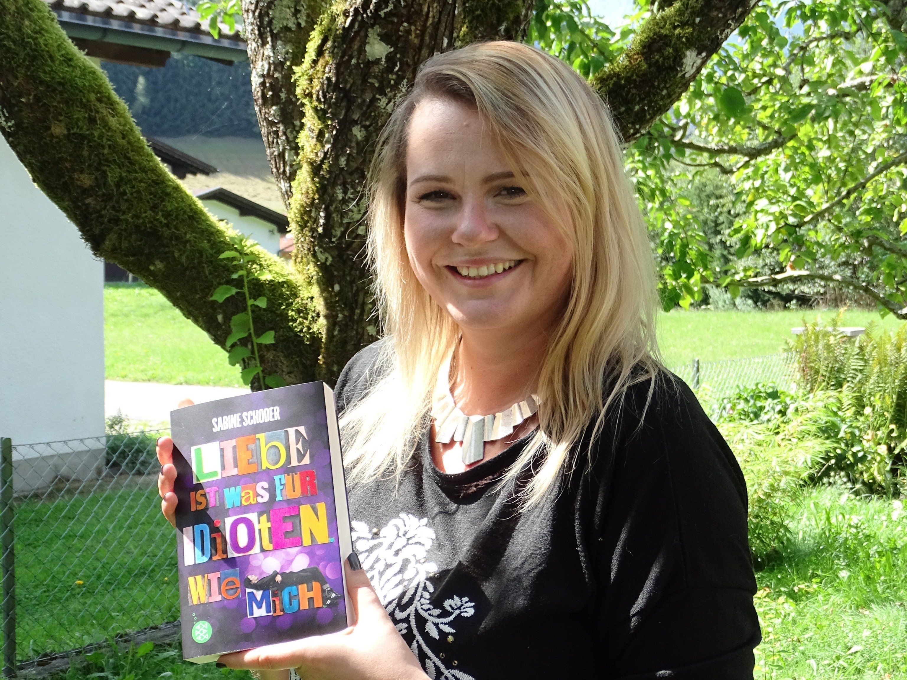 Seit dem 23. Juli ist Sabine Schoders Debüt „Liebe ist was für Idioten. Wie mich.“ im Buchhandel erhältlich. Seit dem 23. Juli ist Sabine Schoders Debüt „Liebe ist was für Idioten. Wie mich.“ im Buchhandel erhältlich.