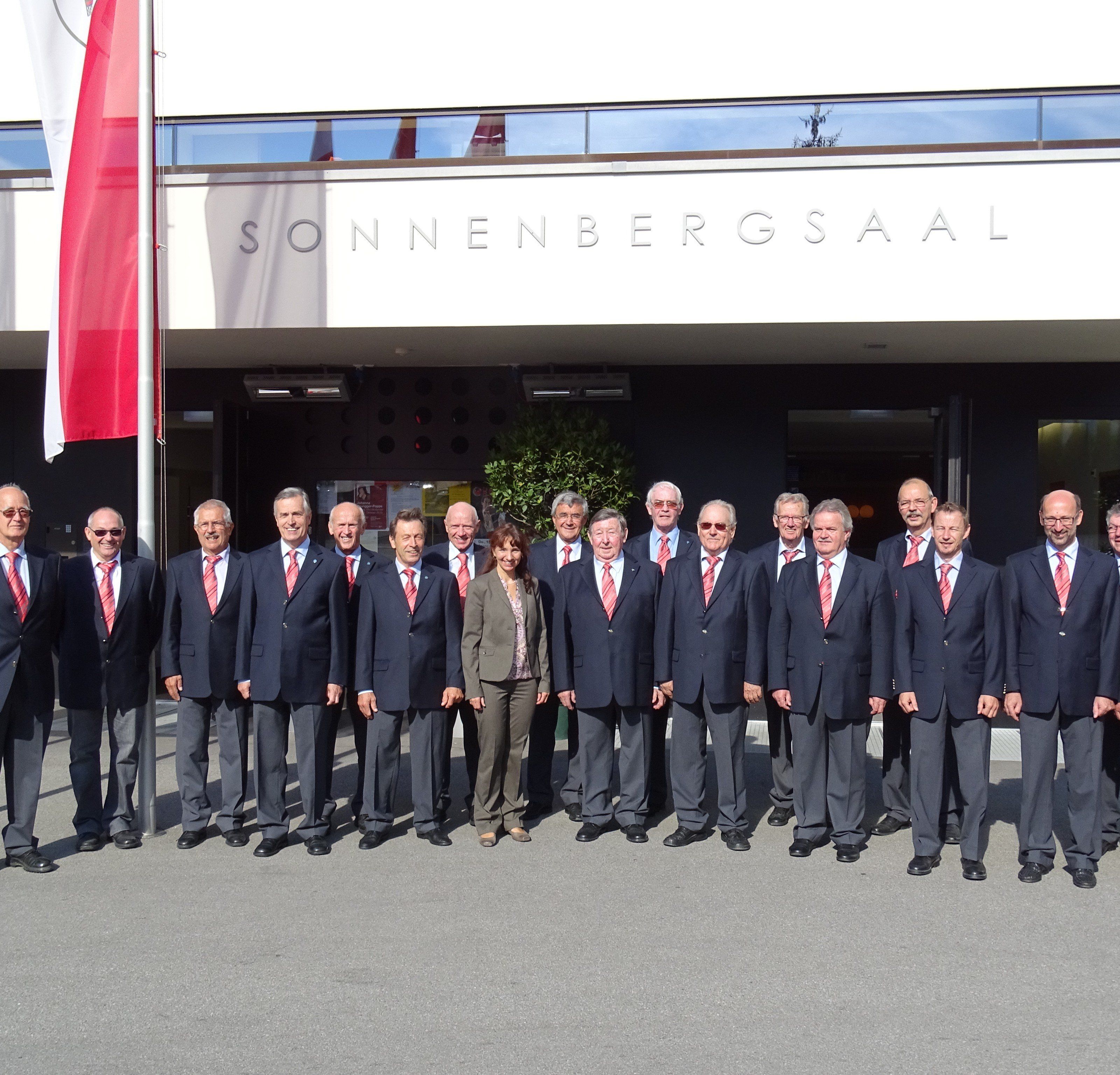 Zu den Gratulanten der 30-Jahre-Sonnenbergsaal Feierlichkeit zählte u.a. der Männerchor. Zu den Gratulanten der 30-Jahre-Sonnenbergsaal Feierlichkeit zählte u.a. der Männerchor.