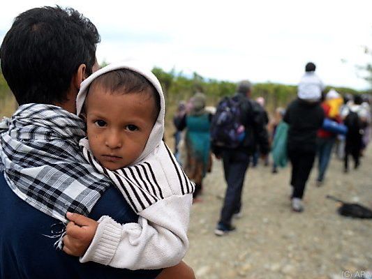 Flüchtlinge nach dem Überqueren der Grenze nach Mazedonien Flüchtlinge nach dem Überqueren der Grenze nach Mazedonien