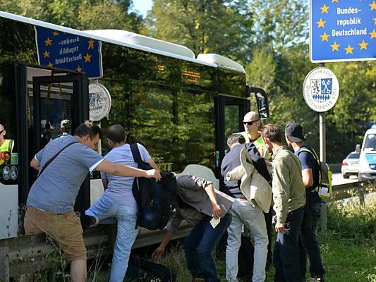 Die Flüchtlinge werden an der Grenze aufgesammelt Die Flüchtlinge werden an der Grenze aufgesammelt