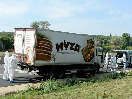 71 Flüchtlinge starben in dem Lkw 71 Flüchtlinge starben in dem Lkw