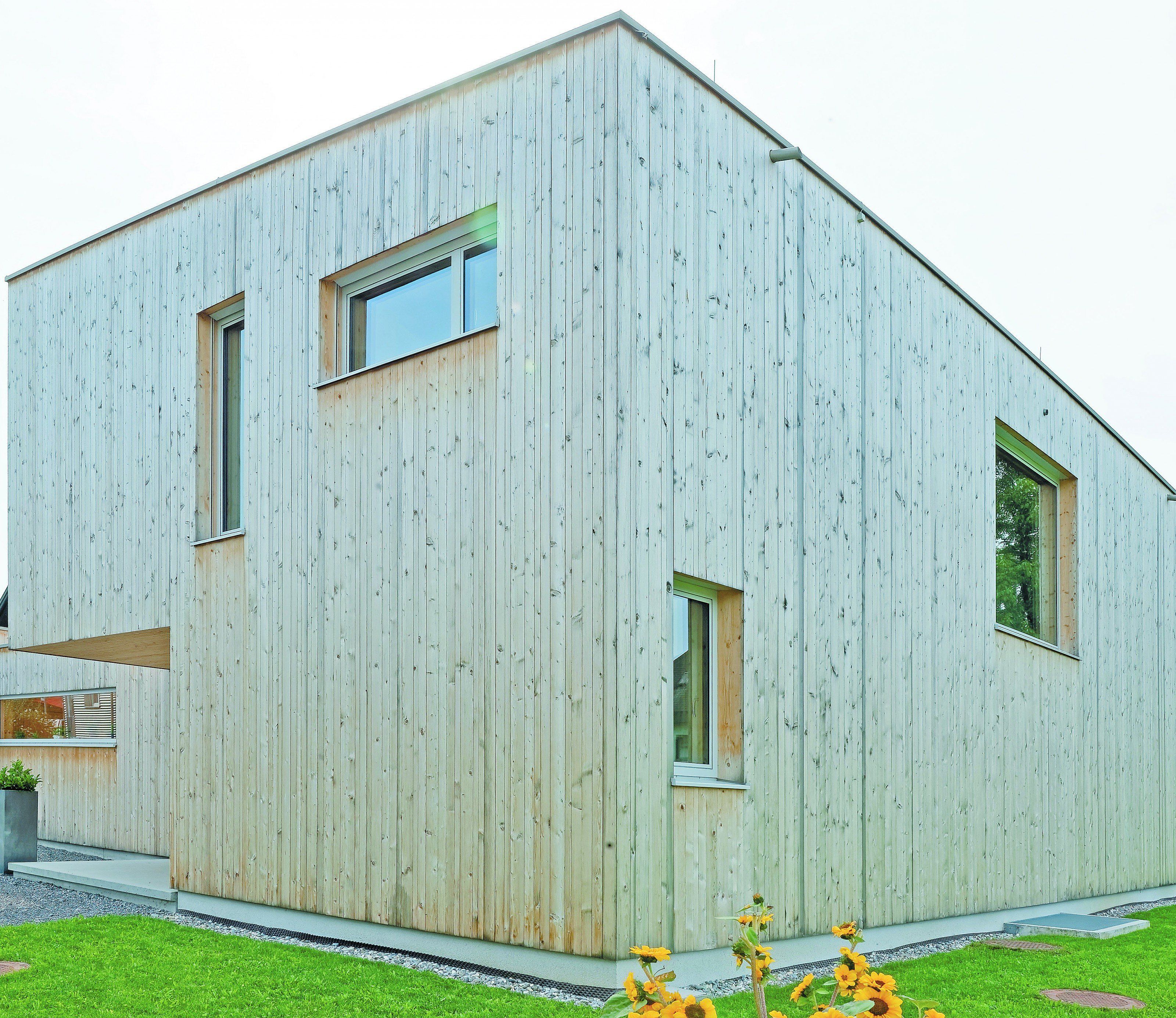 Fensterspiele Als raffiniertes gestalterisches Element sind die mehr oder weniger großen Holz-Alu-Fenster in die mit unterschiedlich breiten Fichtenlatten verkleideten Fassaden geschnitten. Fensterspiele Als raffiniertes gestalterisches Element sind die mehr oder weniger großen Holz-Alu-Fenster in die mit unterschiedlich breiten Fichtenlatten verkleideten Fassaden geschnitten.