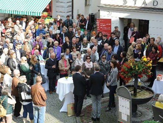 Großer Andrang beim Jubiläumsfest vor der Stadt‐Apotheke Bregenz. Großer Andrang beim Jubiläumsfest vor der Stadt‐Apotheke Bregenz.