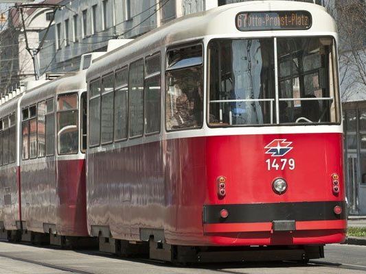 14-Jähriger kletterte in Wien zwischen Bim-Waggons 14-Jähriger kletterte in Wien zwischen Bim-Waggons