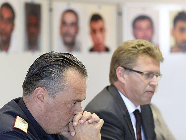 Der burgenländische Landespolizeidirektor Hans Peter Doskozil (L.) und der Leiter der Staatsanwaltschaft Eisenstadt, Johann Fuchs, bei dem Pressetermin
