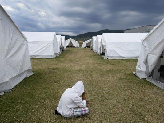 Mehr als 2.500 Flüchtlinge sind noch immer in Zelten untergebracht.