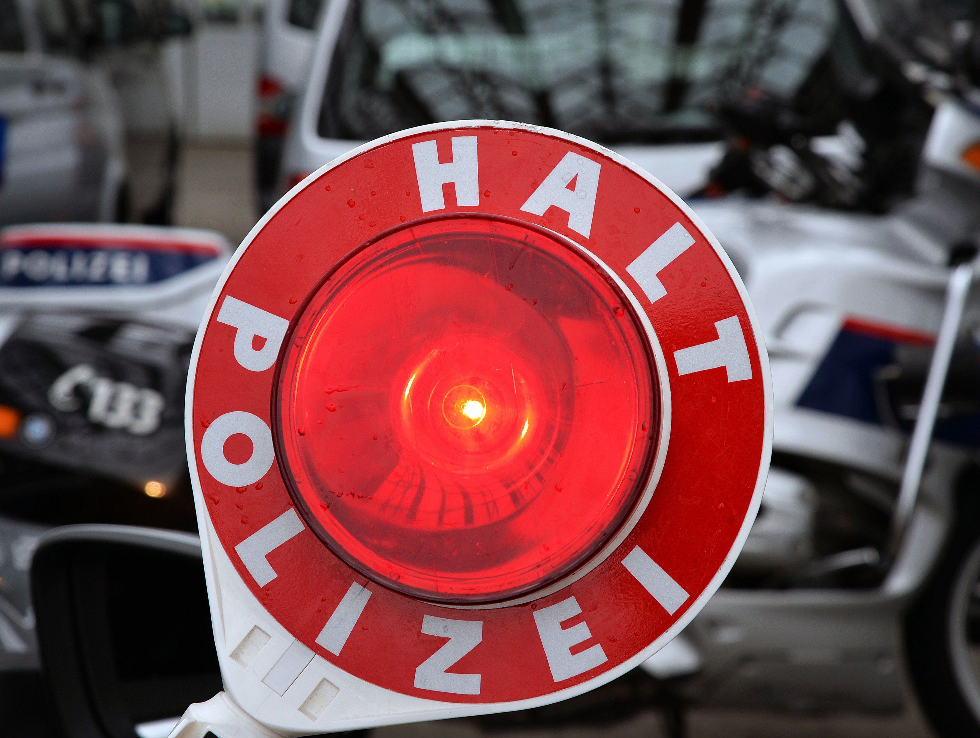 Kinder und Polizei wollen für mehr Sicherheitsbewusstsein bei den Autofahrern sorgen.