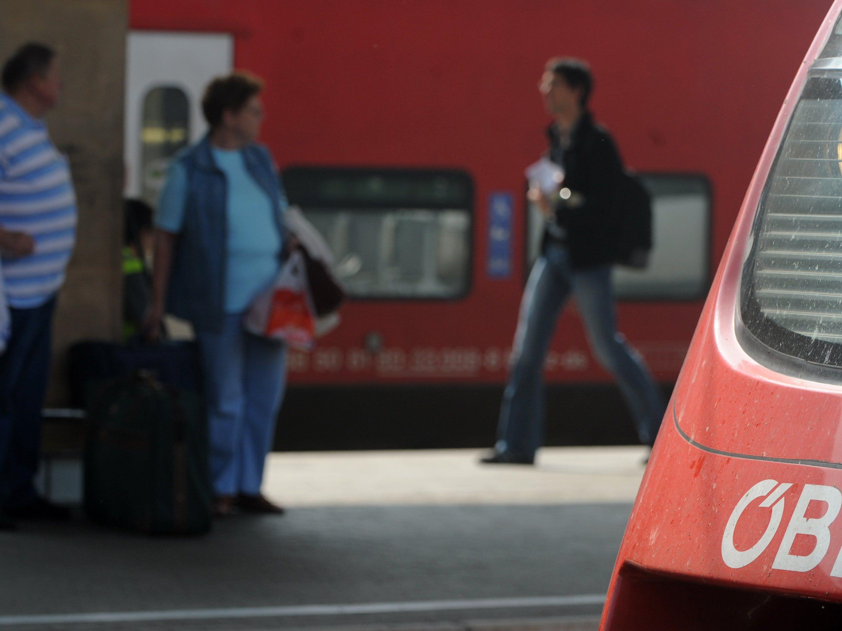 Der Zugverkehr zwischen Österreich und UNgarn wurde wieder aufgenommen.