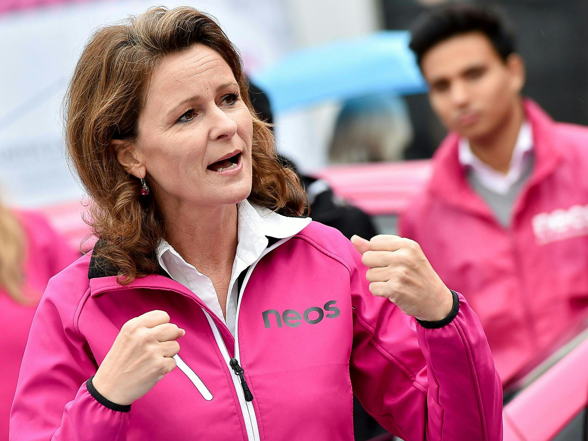 NEOS-Spitzenkandidatin Judith Raab beim Wahlkampfabschluss in OÖ. NEOS-Spitzenkandidatin Judith Raab beim Wahlkampfabschluss in OÖ.