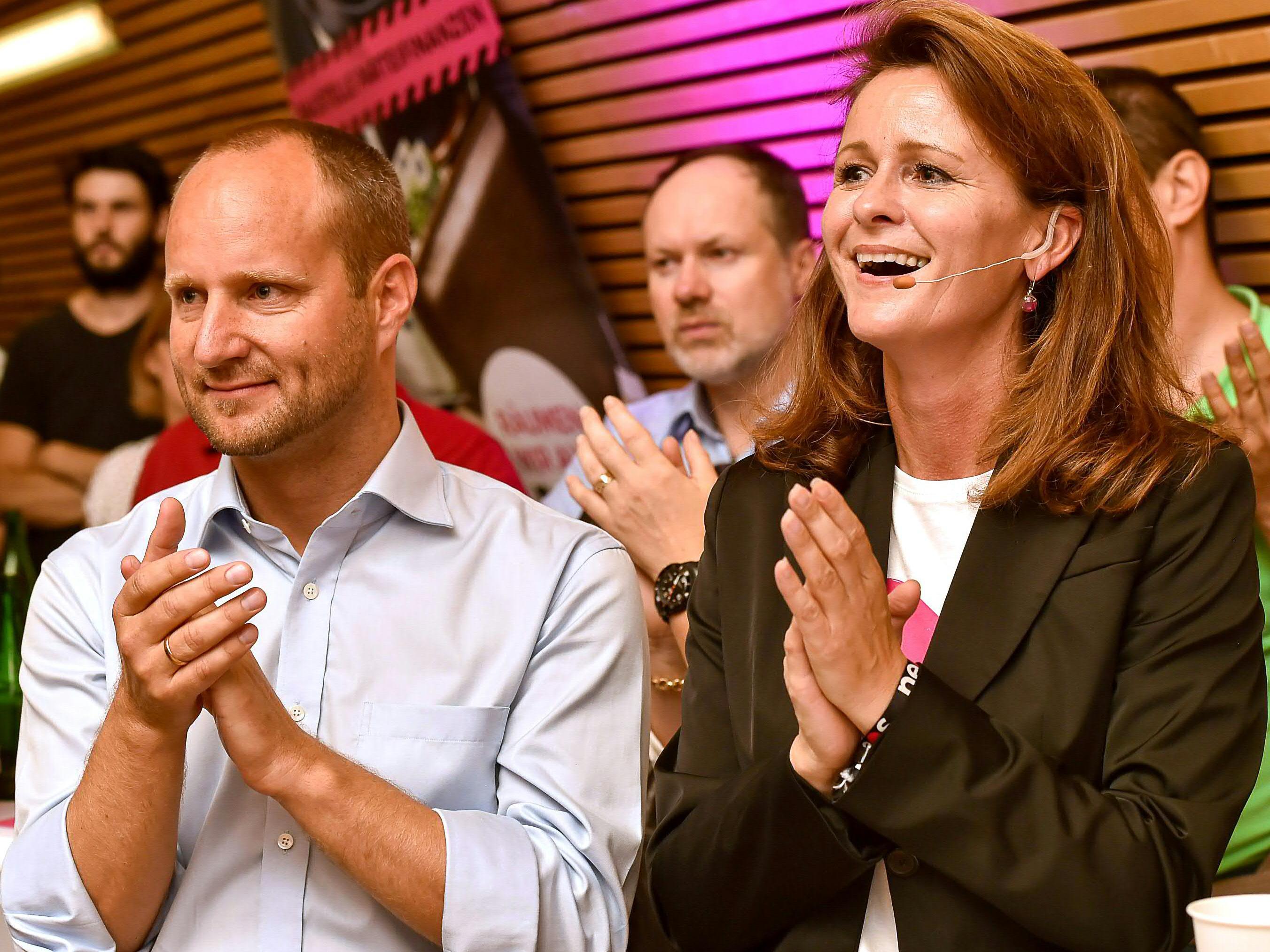 NEOS-Chef Matthias Strolz und die Spitzenkandidatin der NEOS OÖ für die oberösterreichische Landtagswahl Judith Raab.