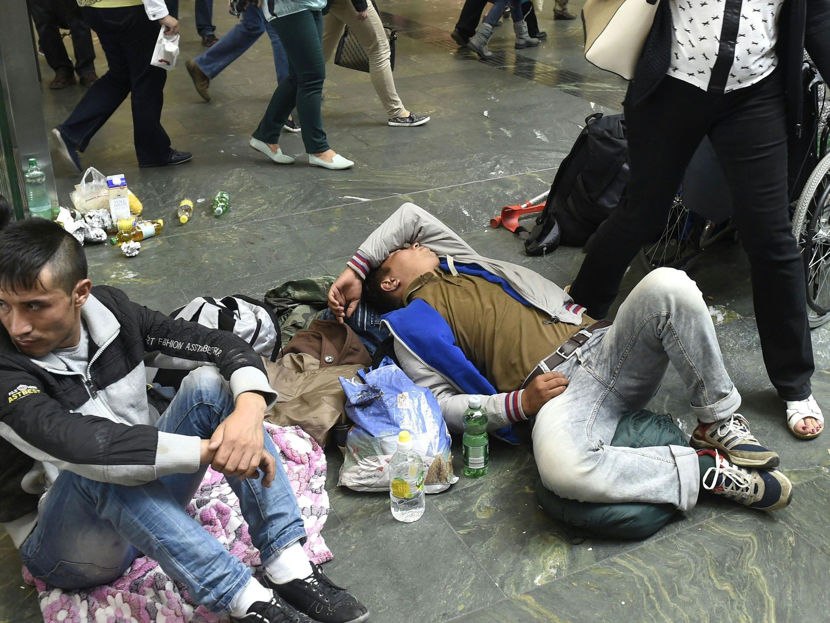Erschöpfte Flüchtlinge am Bahnhofsboden. Erschöpfte Flüchtlinge am Bahnhofsboden.