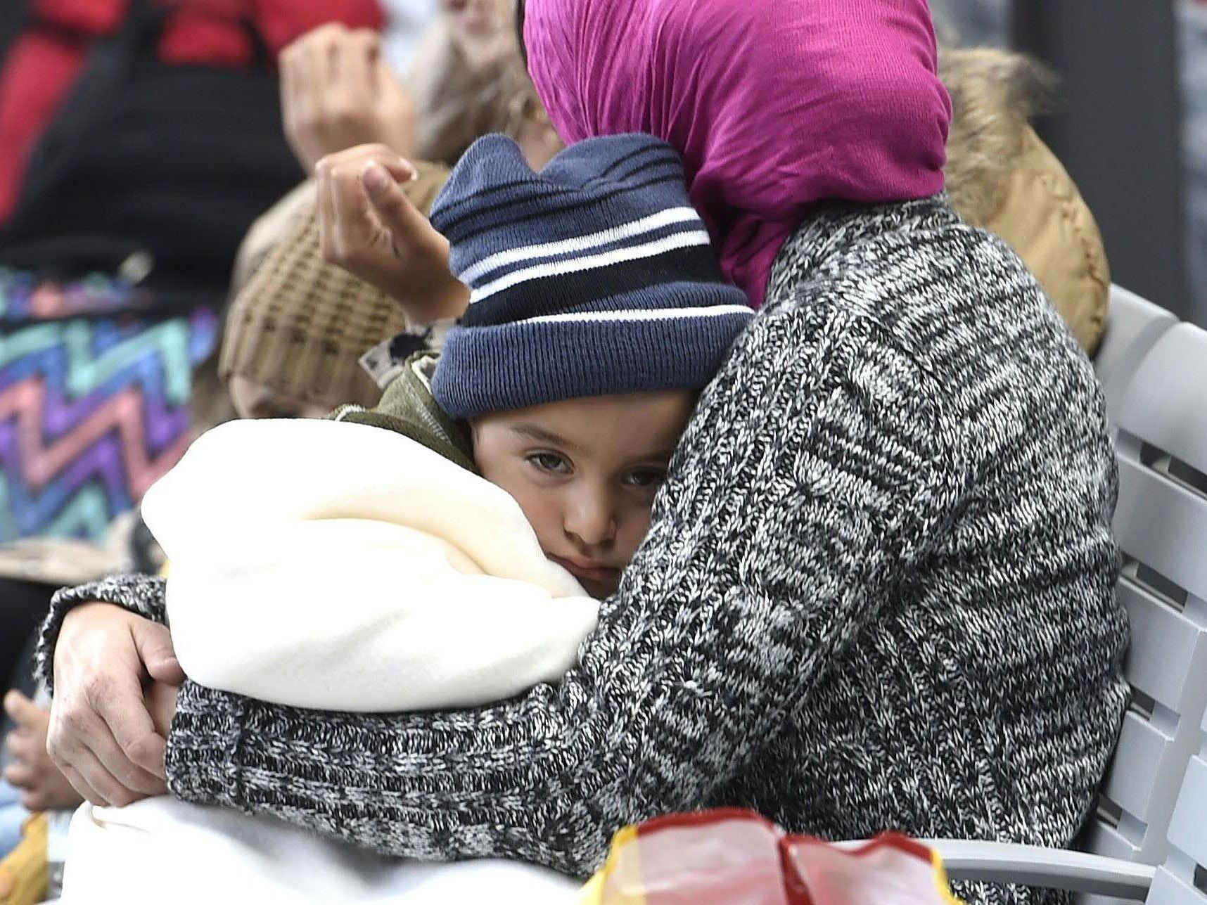 Erschöpfte Flüchtlinge am Wiener Hauptbahnhof. Erschöpfte Flüchtlinge am Wiener Hauptbahnhof.
