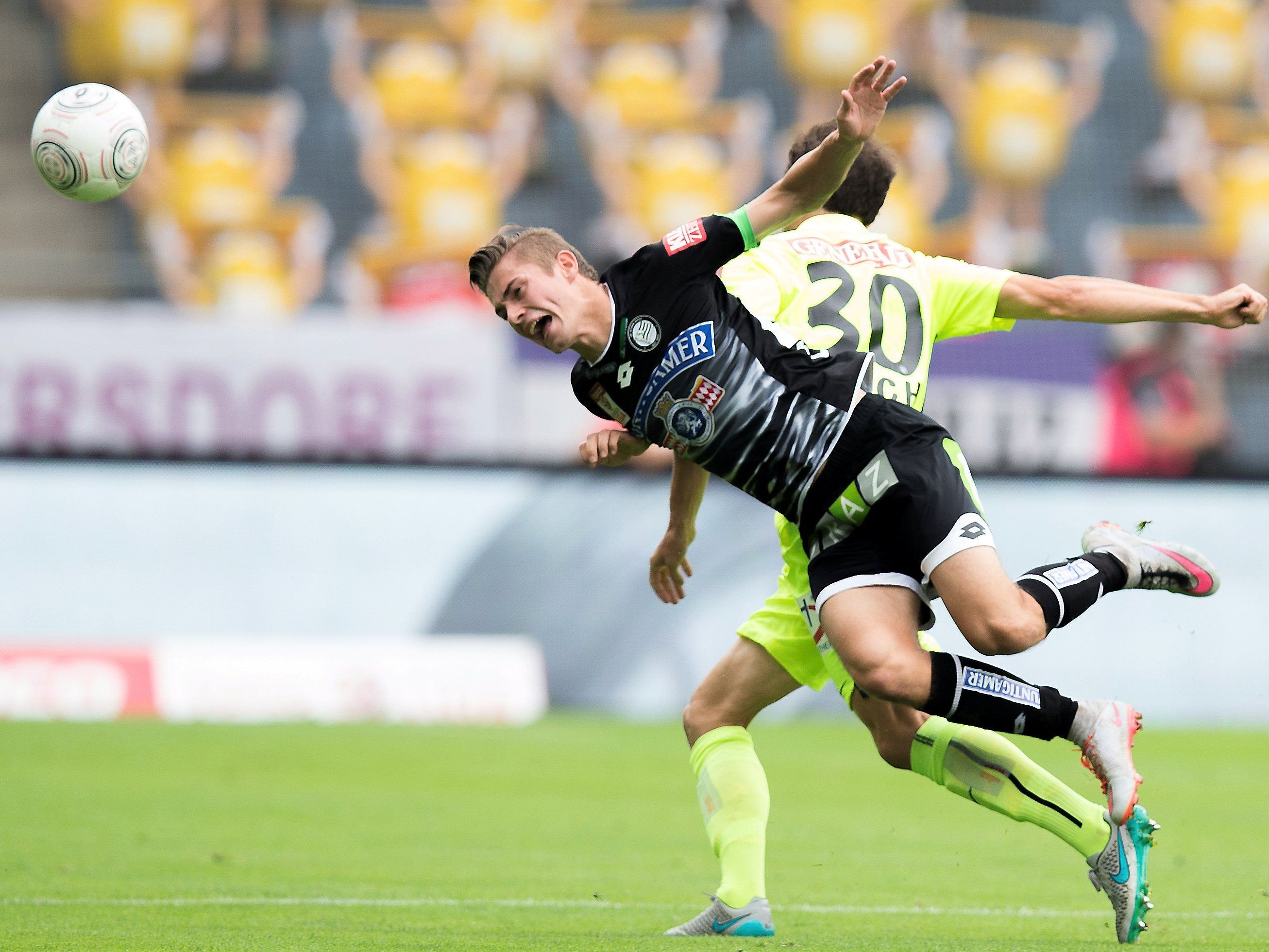 Austria Wien musste sich Sturm Graz mit 0:2 geschlagen geben. Austria Wien musste sich Sturm Graz mit 0:2 geschlagen geben.