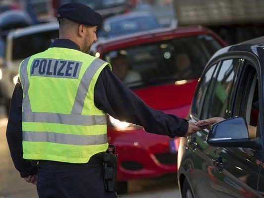 Österreichische Polizisten schnappen Schlepperring