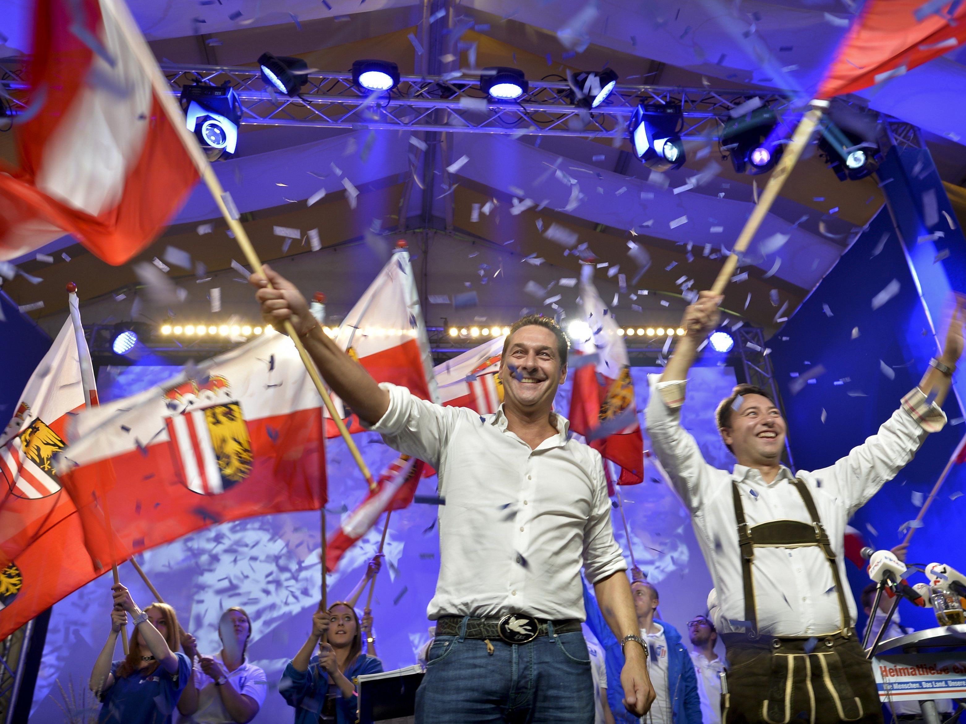 H.C. Strache und Spitzenkandidat Haimbuchner beim Wahlkampffinale der FPÖ in OÖ.