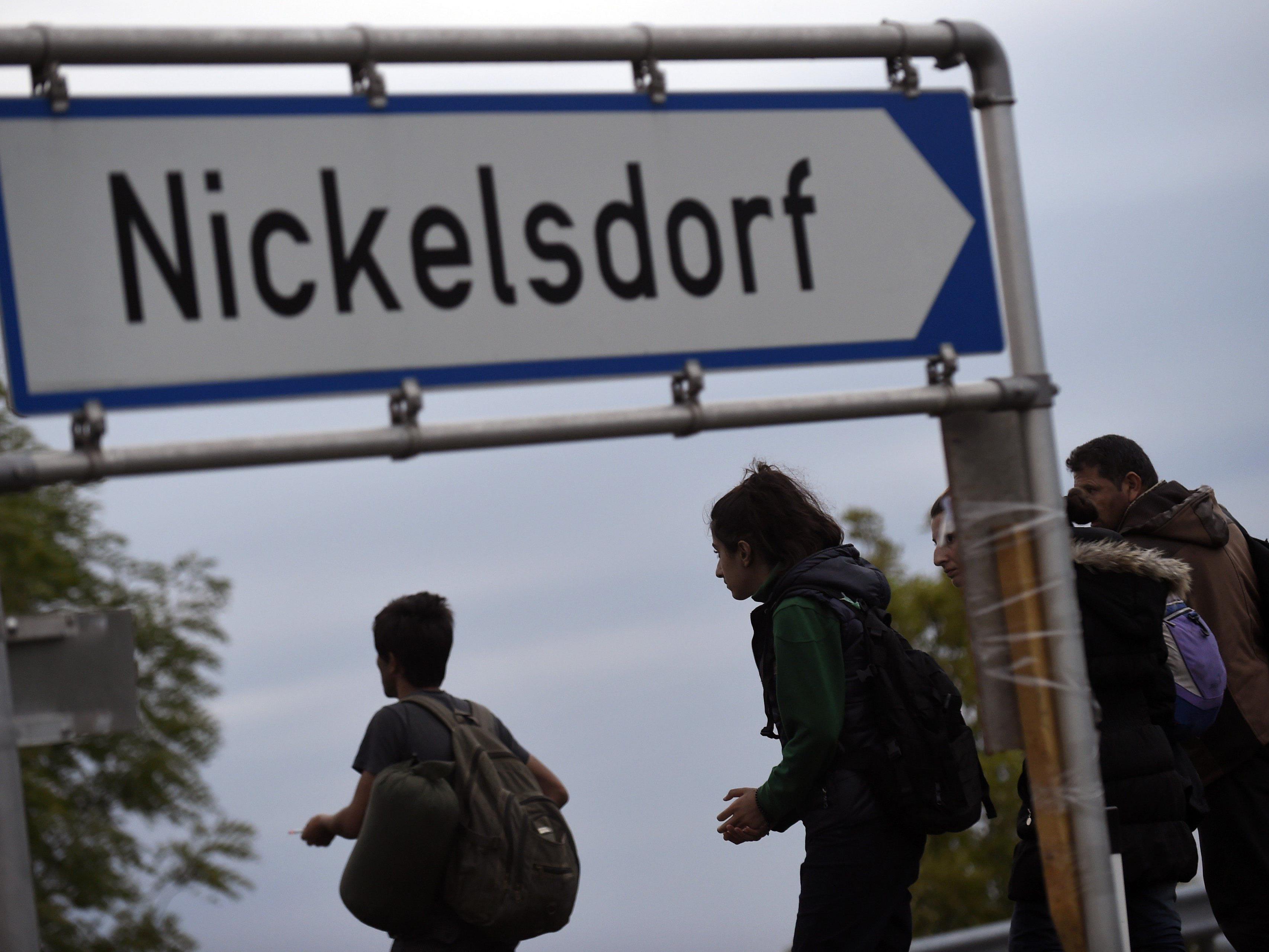 In der Nacht werden noch 5.000 weitere Flüchtlinge in Nickelsdorf erwartet.