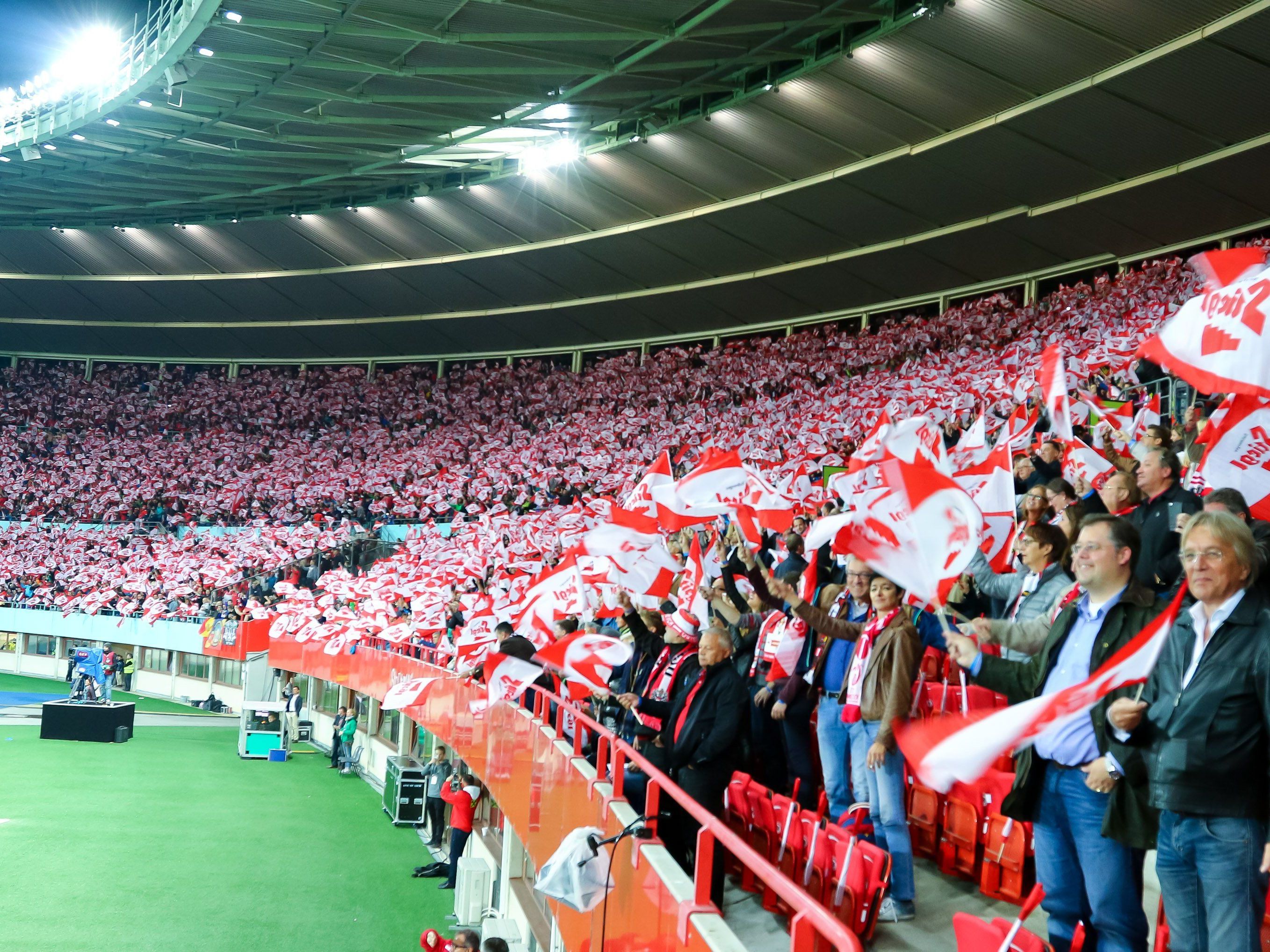 Österreichs Fans mit einem lautstarken Statement pro Solidarität. Österreichs Fans mit einem lautstarken Statement pro Solidarität.