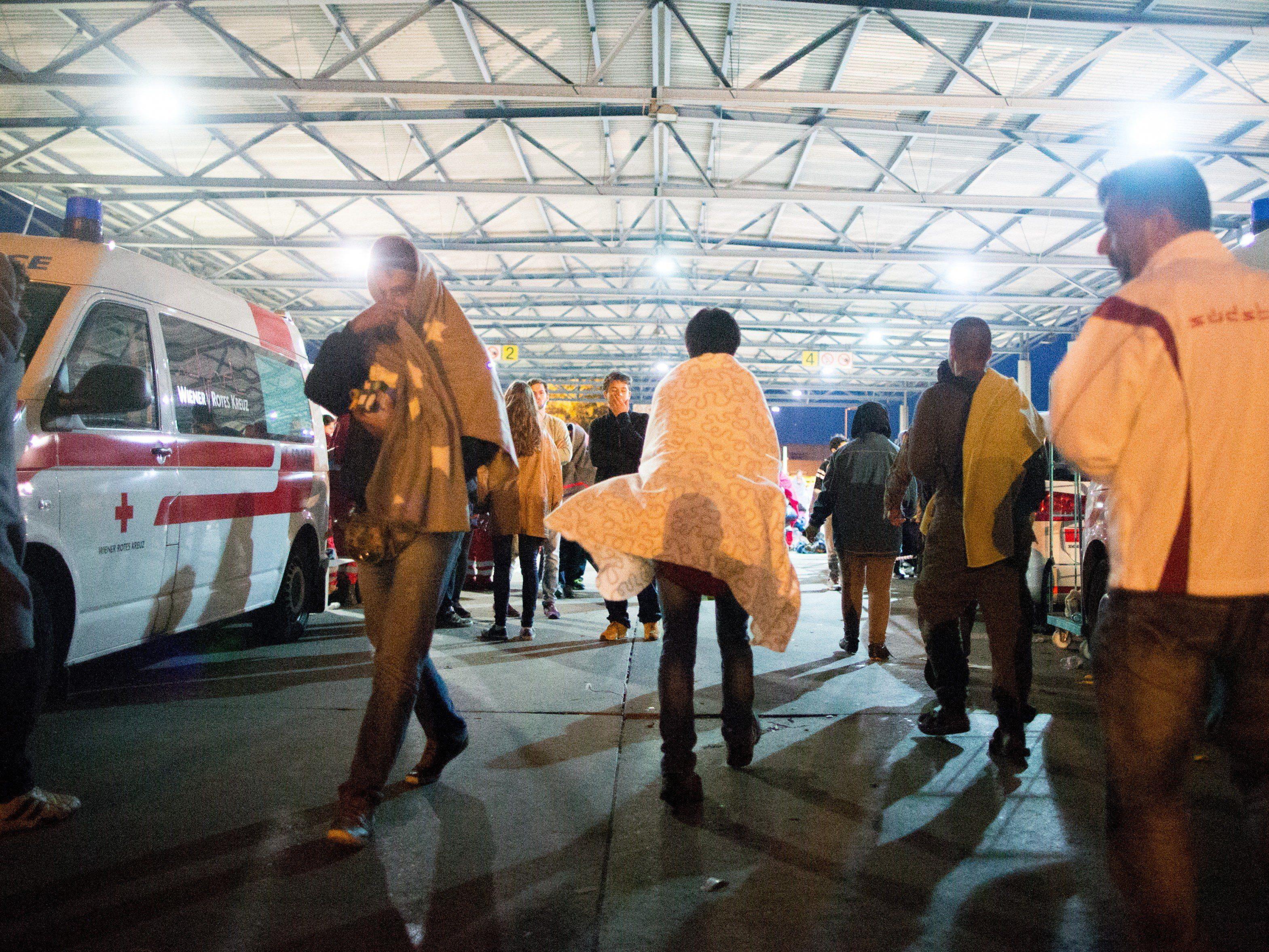 Hunderte Flüchtlinge verbringen die Nacht in Nickelsdorf und am Wiener Westbahnhof.