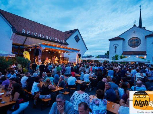 Sie wollen Ihre Freunde an Sommer.Lust am Platz teilhaben lassen? Kein Problem dank des neuen WLAN-Hotspots am Kirchplatz. (Foto Marcel Hagen) Sie wollen Ihre Freunde an Sommer.Lust am Platz teilhaben lassen? Kein Problem dank des neuen WLAN-Hotspots am Kirchplatz. (Foto Marcel Hagen)