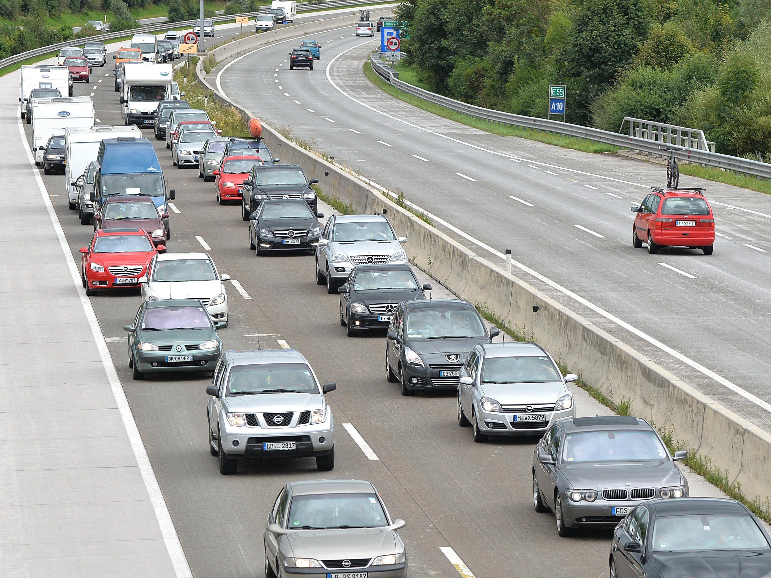 Mit starkem Rückreiseverkehr und Stau auf den Autobahnen in Richtung Deutschland ist am Wochenende zu rechnen.