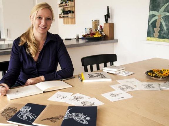 Julia Haslinger gestaltet im Miniatelier sogenannte Mitnahmeartikel mit kreativem Touch. Julia Haslinger gestaltet im Miniatelier sogenannte Mitnahmeartikel mit kreativem Touch.