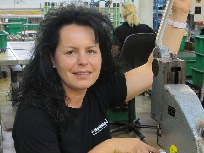 Tanja Maurer schätzt bei Mersen in Hittisau vor allem ihre abwechslungsreiche und teamorientierte Tätigkeit in der Endmontage. Bildquelle: Mersen, Veröffentlichung honorarfrei Tanja Maurer schätzt bei Mersen in Hittisau vor allem ihre abwechslungsreiche und teamorientierte Tätigkeit in der Endmontage. Bildquelle: Mersen, Veröffentlichung honorarfrei