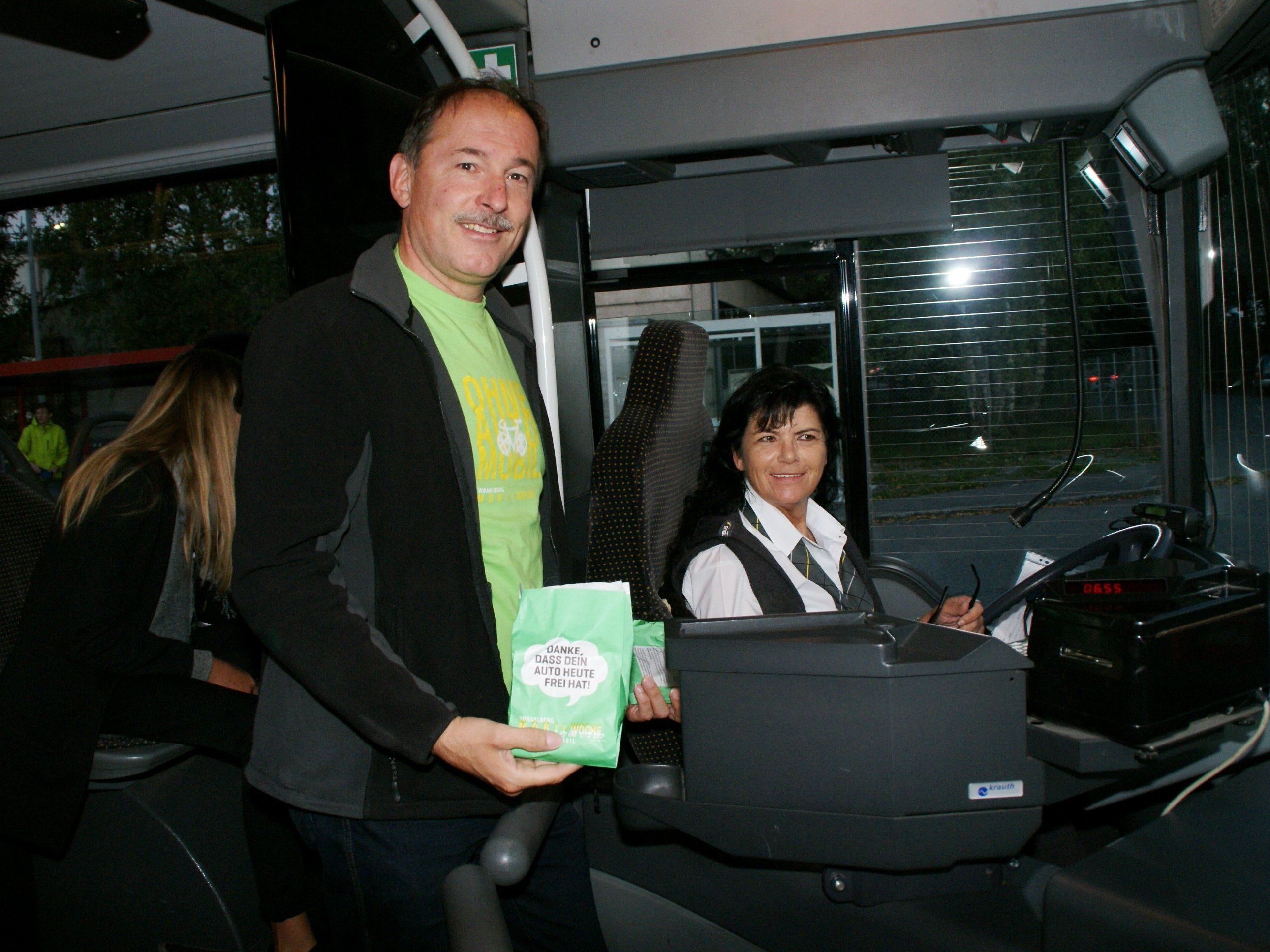 Dietmar Haller bedachte auch die Busfahrerin mit einem Morgen-Gipfele Dietmar Haller bedachte auch die Busfahrerin mit einem Morgen-Gipfele
