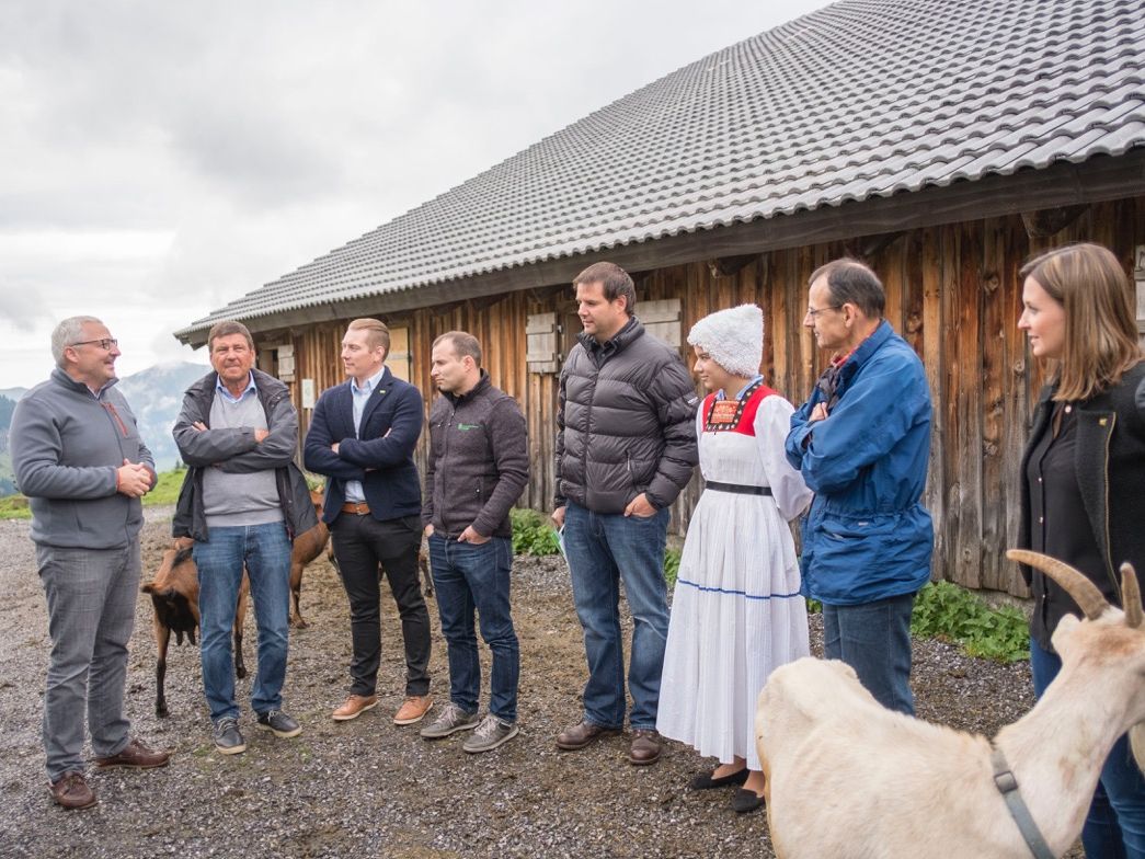 SPAR Vorarlberg Geschäftsführer Gerhard Ritter und Rupp Geschäftsführer Ludwig Rupp erläuterten die Kooperation für die Gäste auf der Alpe Wurzach. SPAR Vorarlberg Geschäftsführer Gerhard Ritter und Rupp Geschäftsführer Ludwig Rupp erläuterten die Kooperation für die Gäste auf der Alpe Wurzach.