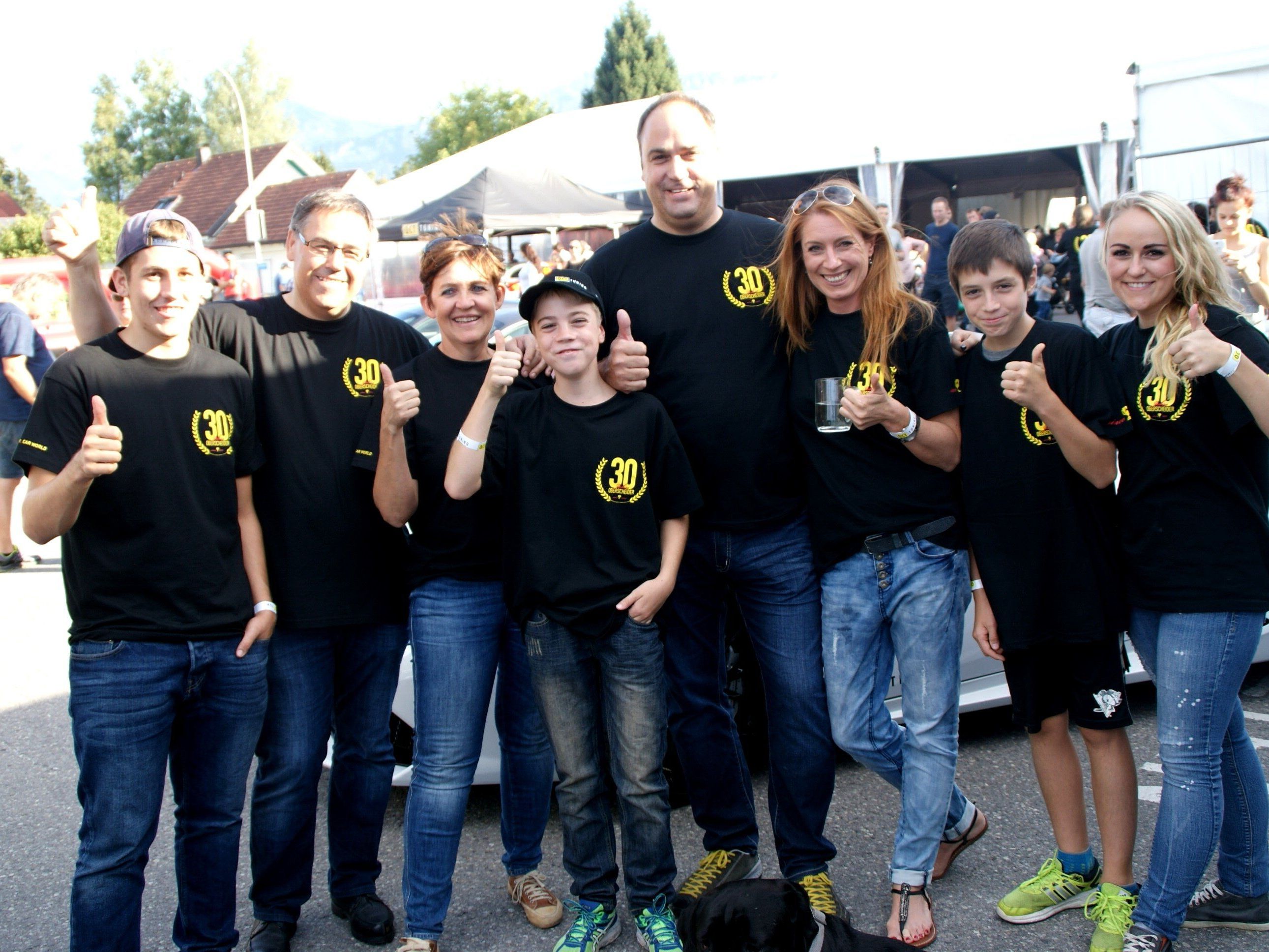 Der Oberscheider-Clan feierte mit Freunden und Kunden das 30jährige Firmenjubiläum. Der Oberscheider-Clan feierte mit Freunden und Kunden das 30jährige Firmenjubiläum.