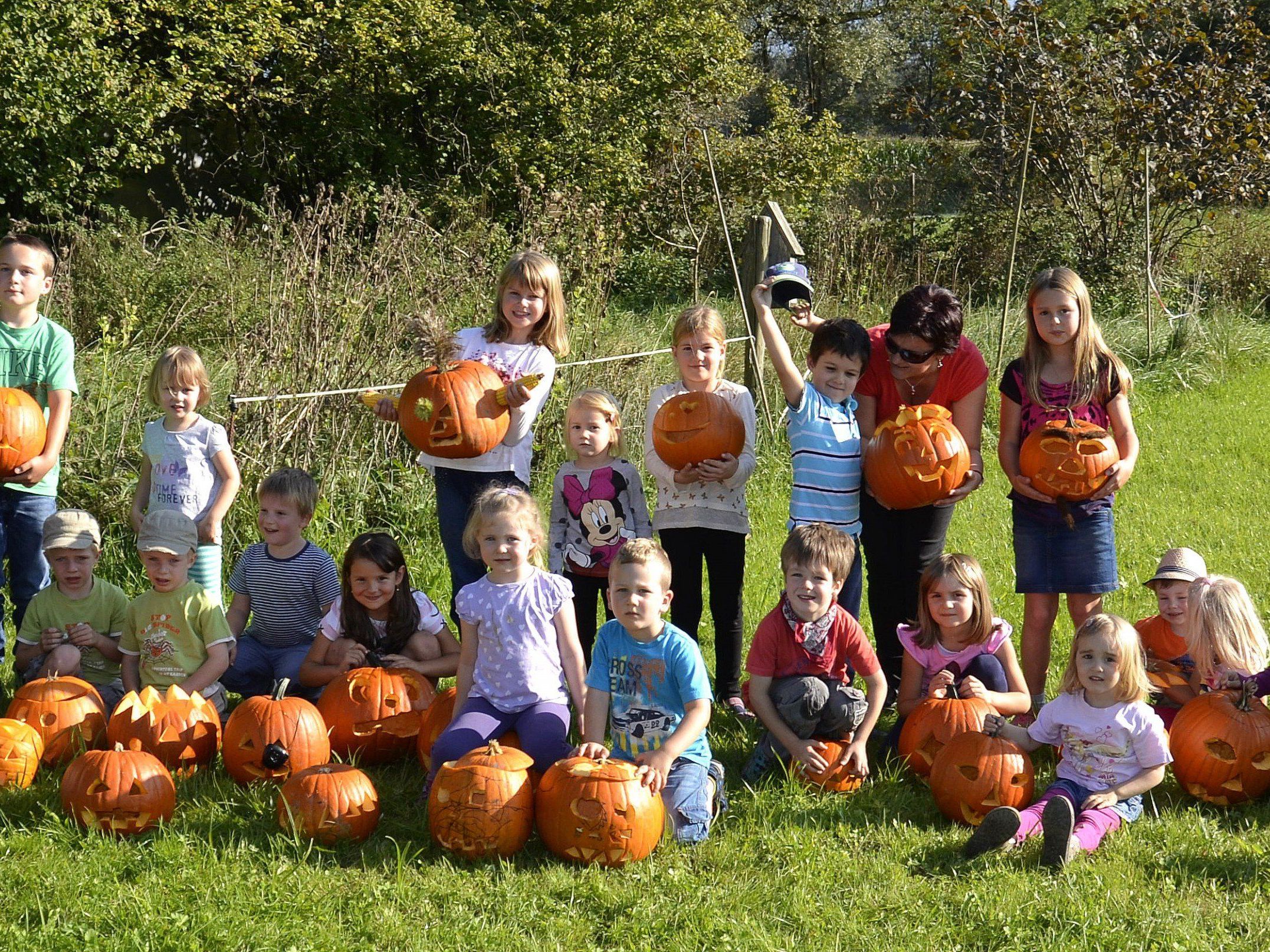 Die Kinder freuen sich jedes Jahr aufs Kürbisschnitzen Die Kinder freuen sich jedes Jahr aufs Kürbisschnitzen