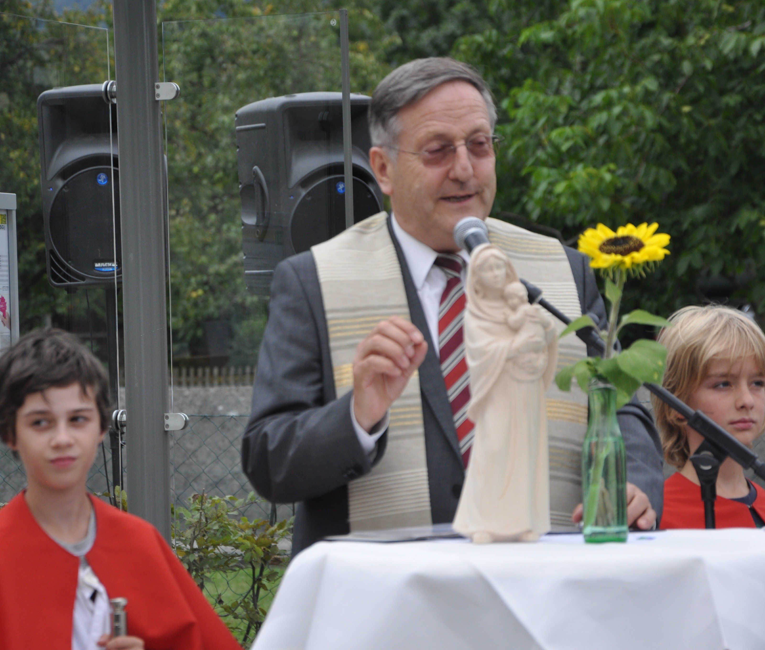Pfarrer Wilfried Blum weihte das Bildstöckle in der Langgasse ein. Pfarrer Wilfried Blum weihte das Bildstöckle in der Langgasse ein.