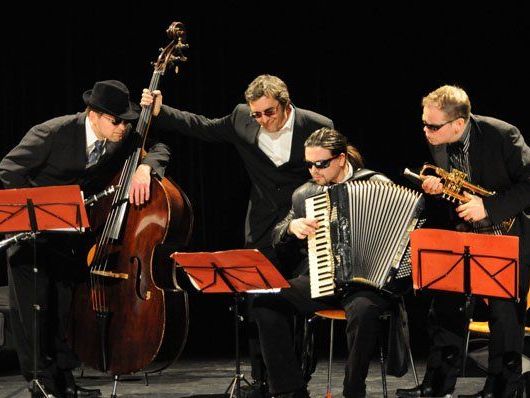 „Die Schurken“ begeben sich im Brockenhaus in Lochau auf die Suche nach der schönsten Musik der Welt. „Die Schurken“ begeben sich im Brockenhaus in Lochau auf die Suche nach der schönsten Musik der Welt.