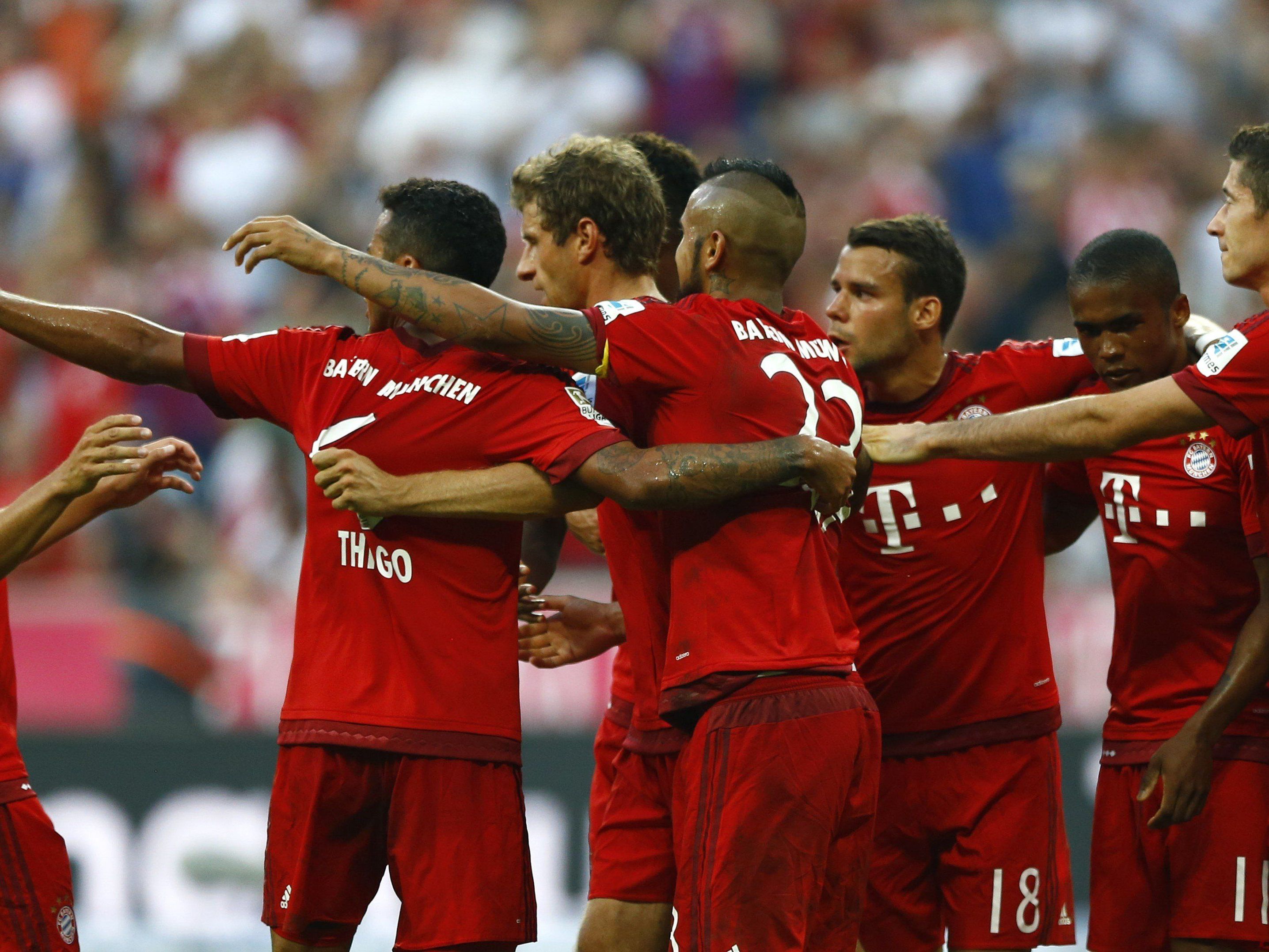 Der FC Bayern München beteiligt sich an der Flüchtlingshilfe in Deutschland. Der FC Bayern München beteiligt sich an der Flüchtlingshilfe in Deutschland.