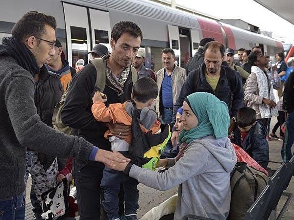 : Flüchtlinge bei der Ankunft aus Ungarn am Sonntag am Wiener Westbahnhof