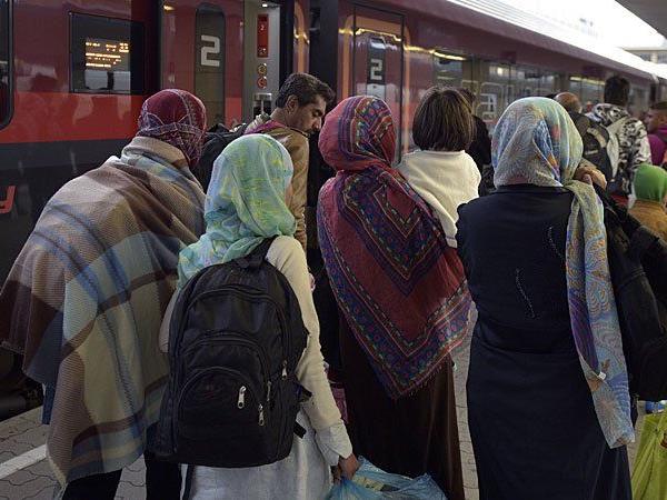 Flüchtlinge bei der Abfahrt nach Deutschland am Wiener Westbahnhof