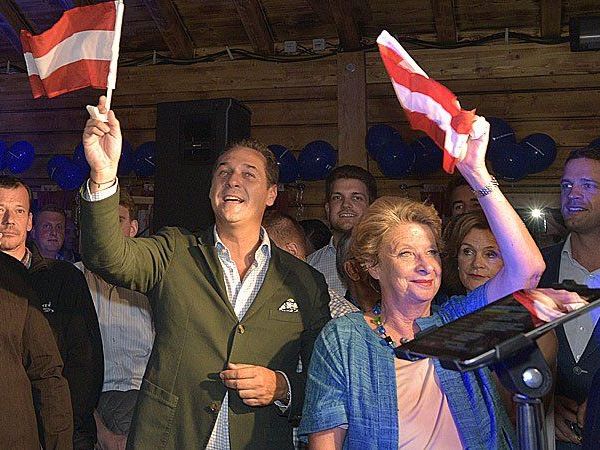 (v.l.), FPÖ Spitzenkanditat zur Wien-Wahl Heinz-Christian Strache und Ursula Stenzel bei der Präsentation der FPÖ-Wahlkampfhymne "Immer wieder Österreich - Bleib mei Heimat du mei Wien"