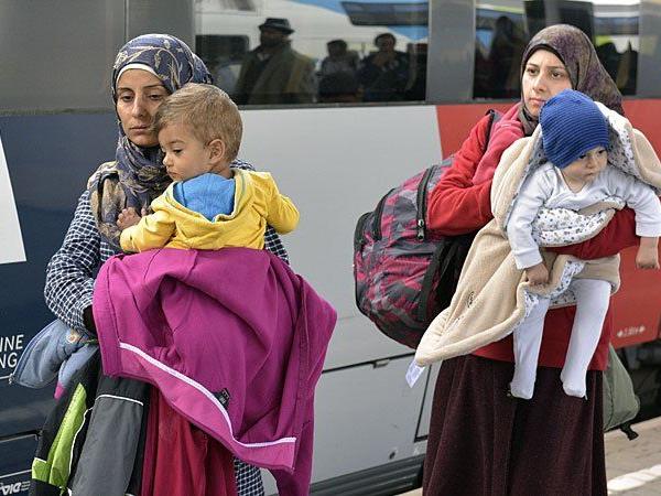 Flüchtlingsfrauen mit Babys bei der Ankunft aus Ungarn am Wiener Westbahnhof